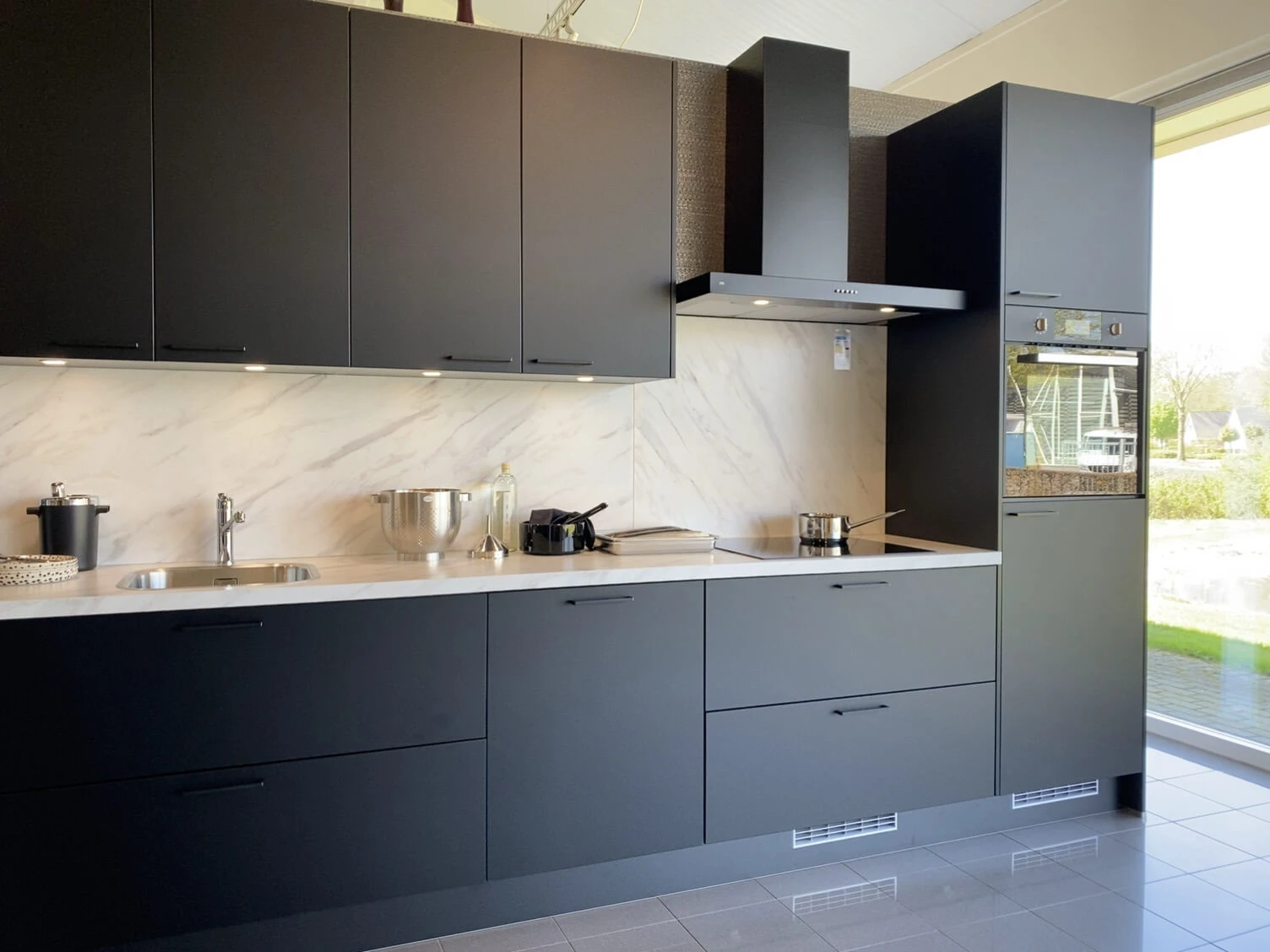 Mat zwarte keuken schoonmaken: tips zonder strepen