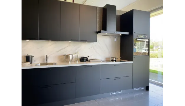 Mat zwarte keuken schoonmaken: tips zonder strepen