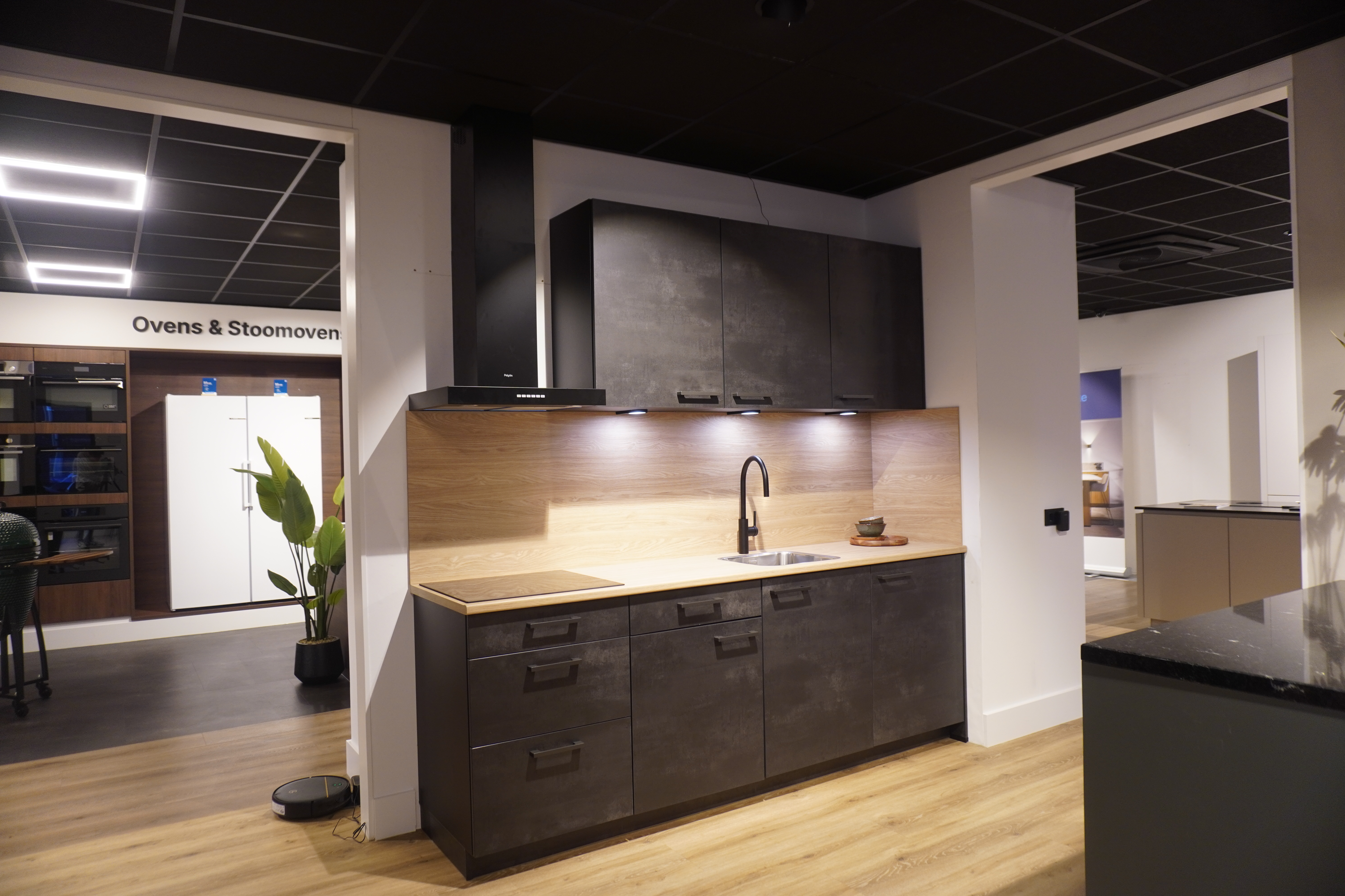 Moderne projectkeuken zwart beton hoofd afbeelding