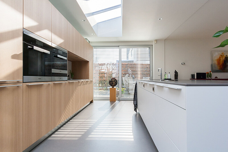 lange keuken met lichtstraat uitbouw