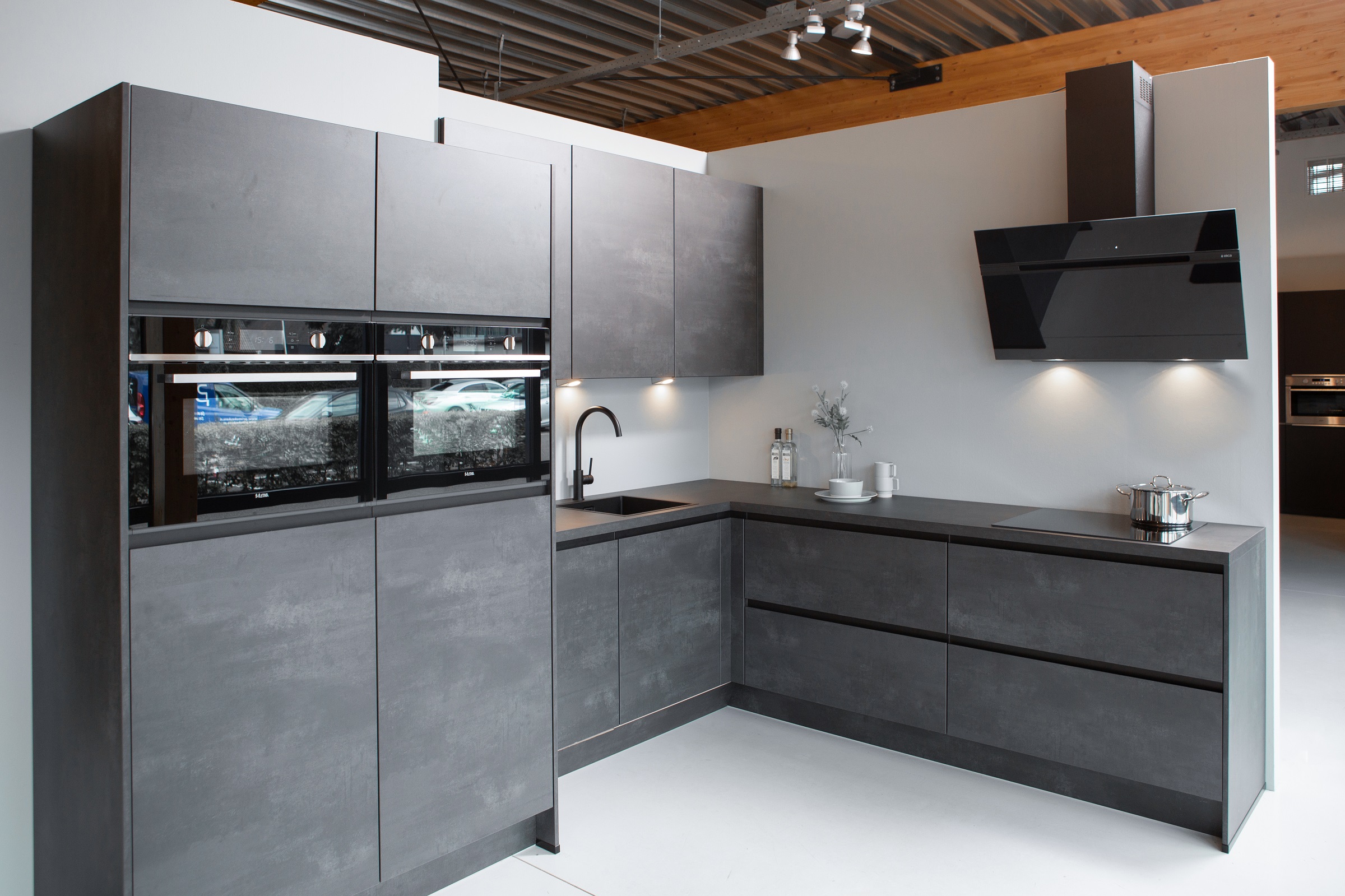 Betonlook keuken met zwart blad