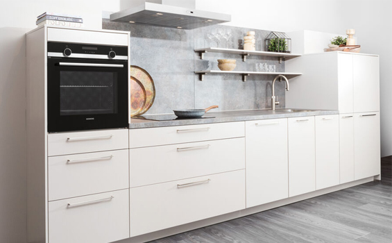 Witte keuken met betonlook blad