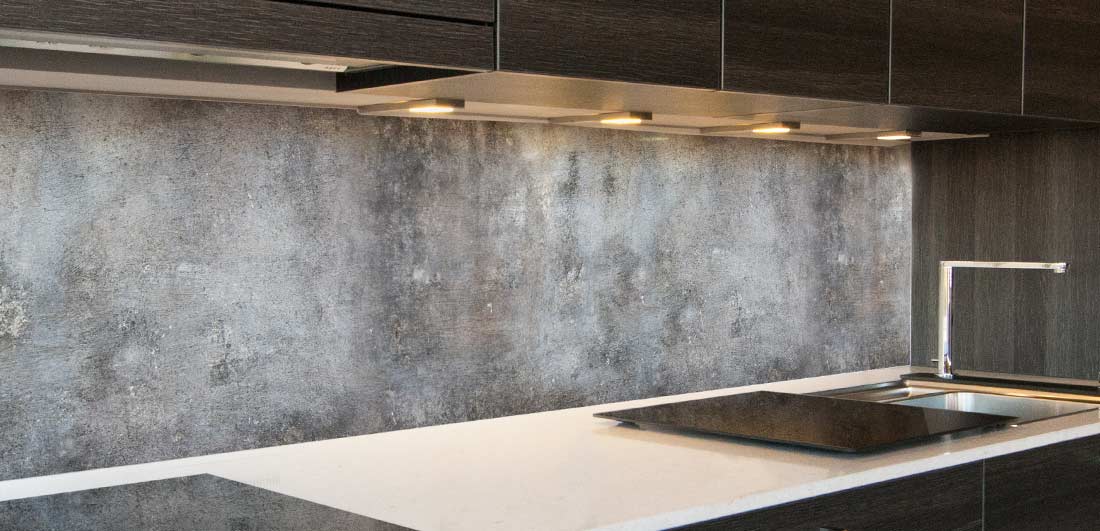 Een keuken achterwand betonlook