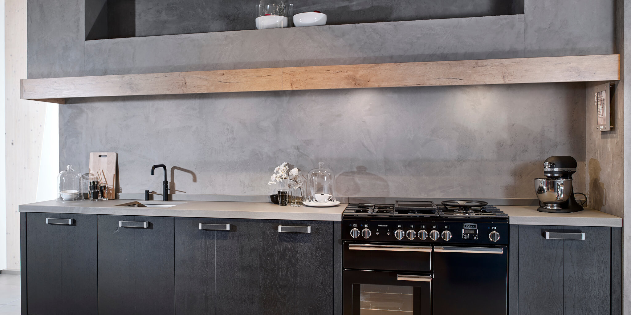 Betonlook achterwand doorgetrokken uit het blad