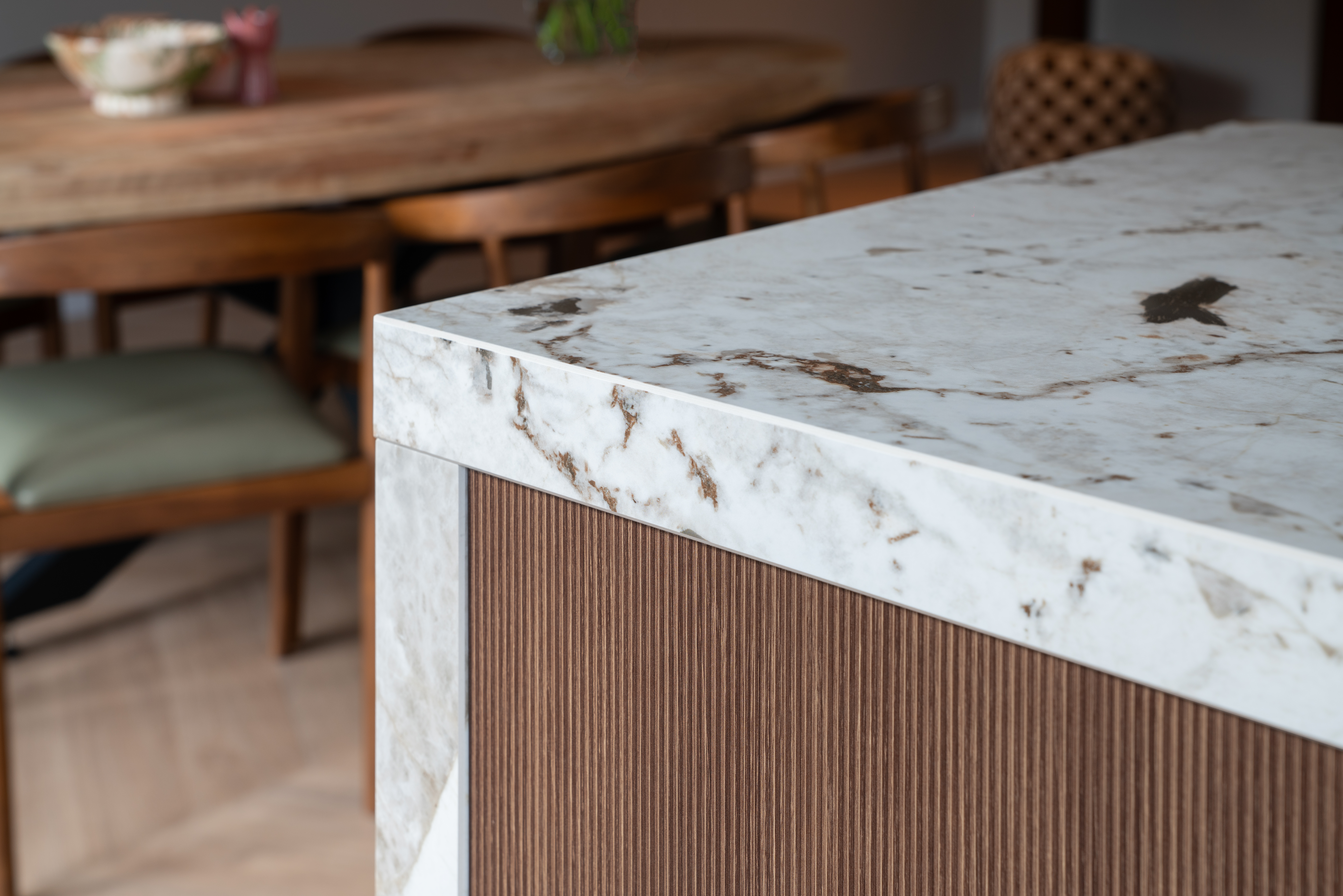 Noten en keramiek: De perfecte match voor een keuken in Nunspeet